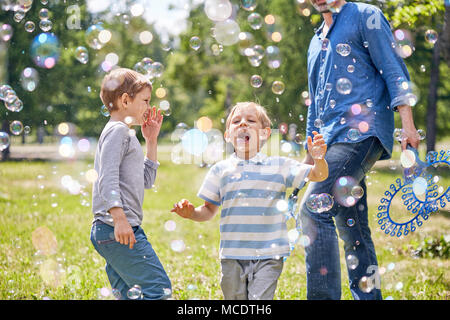 Drôle de petit garçon avec des bulles de savon Banque D'Images