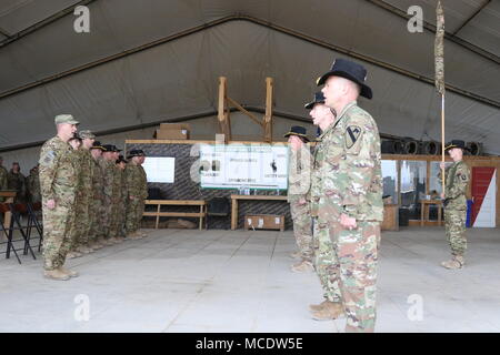 ERBIL, Irak -La 449e Brigade d'aviation de combat Le Lieutenant-colonel commandant le 7e fils de l'évêque Joseph, 17e Escadron de cavalerie dans le chant de la chanson de l'armée au cours de la cérémonie de transfert d'autorité à Erbil, Irak, le 23 février 2018. Groupe Force-Operation résoudre inhérent est la Coalition mondiale pour vaincre ISIS en Iraq et en Syrie. (U.S. Photo de l'armée par le capitaine Briana McFarland) Banque D'Images