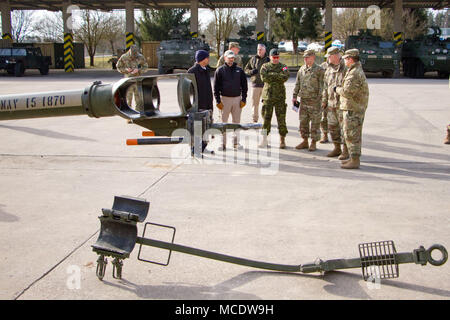 Le brig. Gen. Michel-Henri St Louis (Canada), général commandant adjoint pour les opérations de Corps à Joint Base Lewis-McChord, Washington parle avec le leadership de l'Escadron d'artillerie, régiment de cavalerie 2d, sur la façon dont un véhicule de combat Stryker remorque une M777. Ils ont parlé de la façon de modifier le dispositif de remorquage (vu sur la photo) pour une manipulation plus facile pour deux soldats au lieu de quatre. La présentation a eu lieu le 22 février 2018 à la FA motorpool. (Photo : Le s.. Jennifer Bunn) Banque D'Images