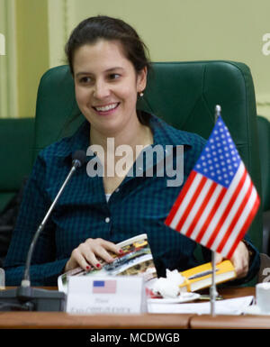 L'viv, Ukraine - Représentant des États-Unis Elise Stefanik (R-NY) participer à une réunion d'information avec les principaux dirigeants du groupe multinational interarmées - Ukraine (JMTG-U) au cours d'une visite à l'viv Centre d'instruction au combat (CIC) ici le 23 février. Au cours de la visite Stefanik rencontré U. S. publique membres affectés à l'JMTG-U a observé la formation dispensée par l'Infanterie de la 27e Brigade Combat Team des soldats sur le terrain. (U.S. Photo de l'armée par le Sgt. Alexander Recteur) Banque D'Images