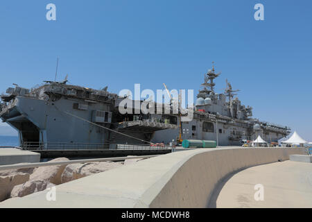 USS Iwo Jima (DG 7) et a lancé 26 Marine Expeditionary Unit commencer les opérations de logistique pendant l'exercice Lion impatient 18. Lion est un avide d'instruction importante qui fournit les forces américaines et les Forces armées de la Jordanie l'occasion d'améliorer leur capacité collective de planification et de fonctionner dans un environnement de type de coalition. (U.S. Marine Corps photo par le s.. Vitaliy Rusavskiy/libérés) Banque D'Images