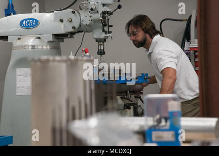 Ryan Lynch, un SOFWERX technicien des forces d'opérations spéciales de la Technologie Mobile Repair Complex, mills une plaque de métal à l'SOFWERX fonderie à Tampa, en Floride, le 6 février 2018. En plus de la fabrication d'équipement sur mesure, la fonderie prend en charge les membres de service en passant par le prototypage et la réparation. SOFWERX est une collaboration ouverte avec succès l'installation portant des centaines de partenaires non traditionnels pour travailler sur certains de U.S. Special Operations Command des problèmes les plus difficiles. (Photo prise par le sergent-chef de l'US Air Force. Barry loo) Banque D'Images