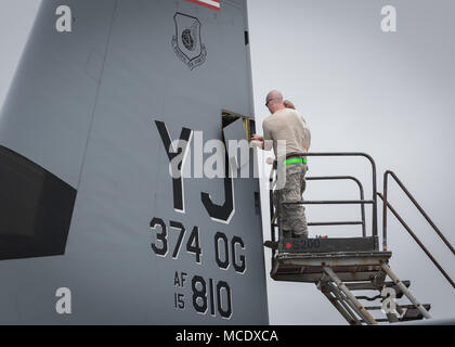 Aviateurs affecté à la 374e groupe d'entretien effectuer la maintenance d'un U.S. Air Force C-130J Super Hercules, affecté à la 36e Escadron de transport aérien, au cours de l'effort À FAIRE FACE AU NORD 2018 (CN18) à Andersen Air Force Base, Guam, 10 févr. 22. CN18 permet aux États-Unis et les forces alliées à la pratique de l'aide humanitaire et secours en cas de catastrophe les efforts de préparation et de se remettre des effets dévastateurs des catastrophes naturelles. (U.S. Air Force photo par un membre de la 1re classe Juan Torres Chardon) Banque D'Images