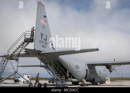 Aviateurs affecté à la 374e groupe d'entretien effectuer la maintenance d'un U.S. Air Force C-130J Super Hercules affecté à la 36e Escadron de transport aérien au cours de l'effort à faire face au nord en 2018 à la base aérienne d'Andersen, de Guam, le 22 février. CN18 permet aux États-Unis et les forces alliées à la pratique de l'aide humanitaire et secours en cas de catastrophe les efforts de préparation et de se remettre des effets dévastateurs des catastrophes naturelles. (U.S. Air Force photo par un membre de la 1re classe Juan Torres Chardon) Banque D'Images