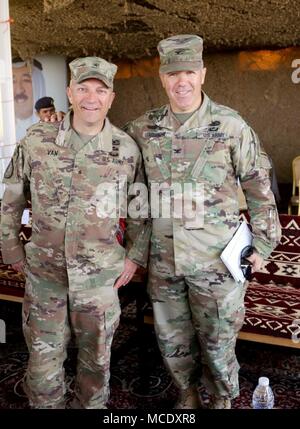 Le brig. Le général Jeffrey Van, 35e Division d'infanterie, commandant général adjoint et le Colonel Charles Lombardo, le commandant de la 2e Armored Brigade Combat Team, posent pour une photo lors de leur visite à observer le 1er Bataillon du 35e régiment blindé, effectuer une démonstration au vivre ensemble dans le cadre de l'exercice au mât koweïtiens Gamme Udari le 22 janvier 2018. Mât de pavillon est un Ministère koweïtien de la Défense, dirigée par l'exercice sur le terrain à l'échelle de la brigade qui teste une variété de tactiques de défense de zone. Le responsable des événements dans la journée de la libération du Koweït et a été une excellente occasion de présenter les Koweïtiens et partenaire de l'armée américaine Banque D'Images