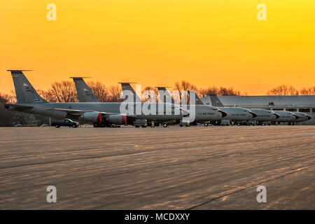 La base de la Garde nationale aérienne de Selfridges, Mich.-- 6 KC-135 Stratotanker actif de la 171e Escadron de ravitaillement en vol, 127e groupe de ravitaillement en vol, 127e Escadre ici, asseyez-vous à l'état dormant dans le service du matin jour briser ici aujourd'hui. Les membres du 171e Escadron de ravitaillement en vol ici, mener des missions de ravitaillement en vol à l'échelle nationale et internationale autour de l'horloge et l'une des deux missions effectuées par la 127e Escadre ici. Le 107e Escadron de chasse, 127e Division des enquêtes effectue le A-10 Thunderbolt II sol-air jet d'attaque et de la mission. (Air National Guard photo par Terry L. Atwell/libérés) Banque D'Images