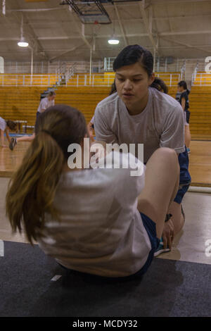 Air Force Reserve Officer Training corps est un programme des États-Unis qui forme des étudiants pour le service commandé. L'image d'archive enregistre les cadets participant à des exercices d'entraînement physique à l'Université du Massachusetts Amherst dans le cadre de la préparation du ROTC et du développement de la condition physique militaire. Banque D'Images