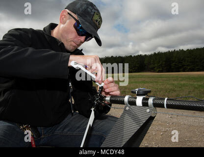 Airman Senior Rob Dome, membre d'équipe Eglin, assemble le rotor de queue de l'équipe de son hélicoptère radio-commandé le 26 février 2018, à l'Arsenal Redstone à Huntsville, Alabama, tout en se préparant pour l'Air Force Research Laboratory 2017 Les Défis de Commandement. Equipes de Wright-Patterson, Hanscom AFBs Kirtland et rejoint l'équipe d'Eglin en compétition pour relever le défi de l'élaboration d'une solution pour le ravitaillement des troupes isolées. (U.S. Photo de l'Armée de l'air par R.J. Oriez) Banque D'Images