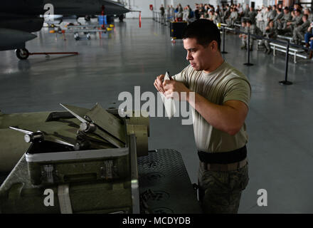 U.S. Air Force d'un membre de la 1re classe Robert Neu, 79e Escadron de maintenance des aéronefs, de la charge de l'équipage prépare les ailerons pour missiles chez Shaw Air Force Base, S.C., 23 février, 2018. Neu a participé à une équipe de trois contre la 55e AMXS afin d'être numéro un dans l'ensemble de la 20e Escadre de chasse. (U.S. Air Force photo par un membre de la 1re classe BrieAnna Stillman) Banque D'Images