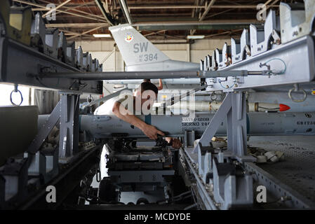 Les cadres supérieurs de l'US Air Force Airman Christopher Whitten, 55e Escadron de maintenance des aéronefs, membre de l'équipage de charge commence à préparer un missile intégré Air 120 pour le chargement chez Shaw Air Force Base, S.C., 23 février, 2018. La charge annuelle de la concurrence de l'équipage se compose d'un système uniforme d'inspection, examen écrit, la boîte à outils de l'inspection et l'essai de chargement d'armes. (U.S. Air Force photo par un membre de la 1re classe BrieAnna Stillman) Banque D'Images