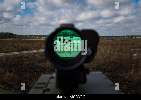 Un désignateur laser est calibrée pour un emplacement cible ennemie au cours de l'entraînement combiné, le 21 février 2018, à Moody Air Force Base, Ga, forces de l'allié de la Royal Air Force et de l'armée de Nouvelle-Zélande s'est rendu à Moody AFB pour former avec le 75e Escadron de chasse sur l'appui aérien rapproché de février 20-23. (U.S. Photo de l'Armée de l'air par le sergent. Eric Summers Jr.) Banque D'Images