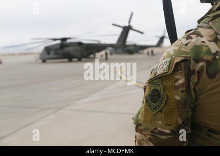 Capitaine John Robertson, un officier de liaison aérienne pour l'articulation de la finale de l'attaque du centre de formation des contrôleurs, s'apprête à insérer dans une zone de combat simulé avec deux CH-53's à partir de l'Escadron d'hélicoptères lourds Marine (HMH) 462 à Nellis Air Force Base, Las Vegas, Nevada, le 27 février. La Nellis Air Force Base détachement d'instruction permet aux Marines avec HMH-462 pour travailler directement avec d'autres branches du service, en simulant des intégration dans un environnement déployées à l'avant. (U.S. Marine Corps photo par le Sgt. David Bickel/libérés) Banque D'Images