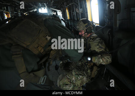 Le Cpl. Connor Cera, un escadron d'hélicoptères lourds Marine (HMH) 462, chef d'équipe d'aide d'un contrôleur de la finale de l'attaque conjointe d'établir la communication avec l'élève les pilotes au cours d'une insertion dans une zone de combat simulé à Nellis Air Force Base, Las Vegas, Nevada, le 27 février. La Nellis Air Force Base détachement d'instruction permet aux Marines avec HMH-462 pour travailler directement avec d'autres branches du service, en simulant des intégration dans un environnement déployées à l'avant. (U.S. Marine Corps photo par le Sgt. David Bickel/libérés) Banque D'Images