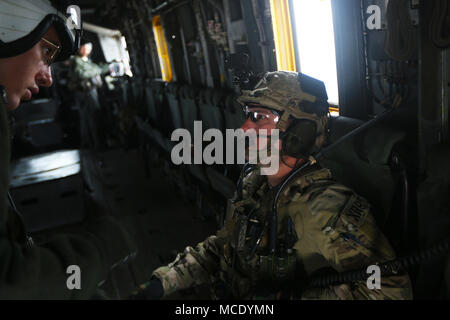 Le Cpl. Connor Cera, un escadron d'hélicoptères lourds Marine (HMH) 462, chef d'équipe d'aide d'un contrôleur de la finale de l'attaque conjointe d'établir la communication avec l'élève les pilotes au cours d'une insertion dans une zone de combat simulé à Nellis Air Force Base, Las Vegas, Nevada, le 27 février. La Nellis Air Force Base détachement d'instruction permet aux Marines avec HMH-462 pour travailler directement avec d'autres branches du service, en simulant des intégration dans un environnement déployées à l'avant. (U.S. Marine Corps photo par le Sgt. David Bickel/libérés) Banque D'Images