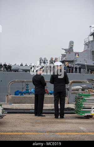 180223-N-UV609-135 NORFOLK, Virginie (fév. 23, 2018) Le capitaine Benjamin Nicholson, commodore du 22 Escadron de destroyers (22), à gauche, et le capitaine Thomas P. Moninger, vice-commodore du 22 Escadron de destroyers (22), montre que le USS Laboon (DDG 58) part pour un déploiement prévu. USS Laboon (DDG 58) déployée en appui à des opérations de sécurité maritime dans la flotte de 5ème et 6ème zone d'exploitation. (U.S. Photo par marine Spécialiste de la communication de masse 2e classe David Mora Jr./libérés) Banque D'Images