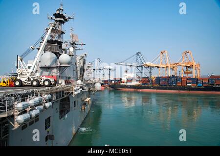 180226-N-XK809-004 Laem Chabang, Thaïlande (fév. 26, 2018) Le navire d'assaut amphibie USS Bonhomme Richard (LHD) Part 6, Laem Chabang Thaïlande, suite à un service au port. Bonhomme Richard fonctionne dans la région indo-pacifique dans le cadre d'une patrouille régulière et offre une capacité d'intervention rapide en cas de catastrophe naturelle ou d'urgence régionaux. (U.S. Photo par marine Spécialiste de la communication de masse 2e classe William Sykes/libérés) Banque D'Images