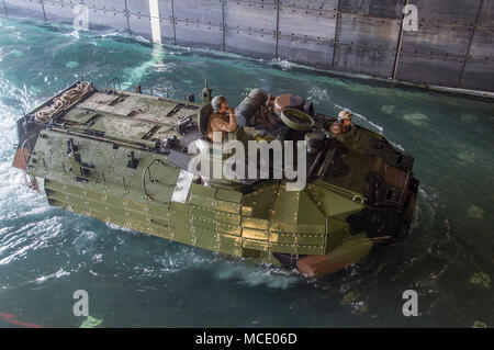 180227-N-DC385-200 GOLFE DE THAÏLANDE (fév. 27, 2018) Un véhicule d'assaut amphibie (AAV), affecté à la 3e bataillon amphibie assaut, 3d Marine Division (MARDIV), entre le pont du coffre du navire d'assaut amphibie USS Bonhomme Richard (DG 6). Bonhomme Richard fonctionne dans la région indo-pacifique dans le cadre d'une patrouille régulière et offre une capacité d'intervention rapide en cas de catastrophe naturelle ou d'urgence régionaux. (U.S. Photo par marine Spécialiste de la communication de masse Cosmo 3e classe Walrath/libérés) Banque D'Images