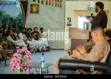 M. Hayatullah Hayat, gouverneur de la province de Helmand, donne un discours devant les anciens du village du Nahr-e-Saraj au cours d'une shura pour discuter d'apporter la stabilité dans la région de Camp Jadeed, Afghanistan, le 15 février 2018. Les dirigeants du Groupe de travail au sud-ouest (TFSW) et les Forces nationales de défense et de sécurité (force) ANDSF effectuée d'une shura d'acquérir une plus grande compréhension de la situation en matière de sécurité par les aînés de la Nahr-e-Saraj District. Le ANDSF travaillent continuellement à améliorer la stabilité de la population locale tout en luttant contre l'ennemi de façon persistante avec l'appui de T Banque D'Images