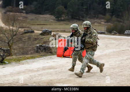 Soldats géorgiens de la Compagnie Charlie, 11e Bataillon d'infanterie légère, 1re Brigade d'infanterie se déplacer vers un objectif au cours d'un exercice de répétition de mission (MRE) à l'armée américaine dans le centre de préparation interarmées multinationale Hohenfels, Allemagne, le 11 février 2018. Le MRE est un exercice responsable du Corps des Marines des États-Unis, impliquant environ 900 soldats de la Géorgie, la Hongrie et les États-Unis le MRE est basé sur l'environnement opérationnel courant et intègre les leçons apprises afin de préparer la 11ème Inf. Ne. (Géorgien) pour des opérations offensives et défensives, et un déploiement à l'appui de l'opération Liberté Sentinelle. (U.S. Banque D'Images