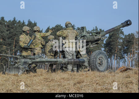 La batterie A, 4th Battalion, 319th Airborne Field Artillery Regiment est une unité d'artillerie de la 173rd Airborne Brigade de l'armée américaine. L'image d'archive enregistre une mission de tir à l'aide d'un obusier M119 de 105 mm pendant l'exercice Bayonet Sphinx à Grafenwoehr Training Area, Allemagne, le 27 février 2018. Banque D'Images
