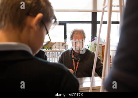 U.S. Army Corps d'ingénieur spécialiste des ressources environnementales, Duane E. Mitchell, l'équipe du document, les noms et les mesures de la tour pendant que les élèves de l'école adventiste de Rogers au Collège Place, WA attendent patiemment leurs résultats. Les élèves des écoles intermédiaires ont travaillé ensemble sur la construction de tours de papier pour l'Army Corps of Engineers des États-Unis, "La concurrence EWeek s'élevant au-dessus de l'imagination." Les étudiants tout au long de, Walla Walla, College Place et Pendleton les collèges et lycées ont participé à la compétition du Corps du 20 février au 26 Corps d'ingénieurs de districts ont été dans les classes en Banque D'Images