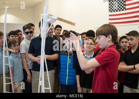 Caleb Meyer étudiant de l'école adventiste de Rogers à Walla Walla, WA. a participé à l'alourdir le tour du papier avec des balles de tennis pour l'Army Corps of Engineers des États-Unis, "La concurrence EWeek s'élevant au-dessus de l'imagination." Les étudiants tout au long de, Walla Walla, College Place et Pendleton les collèges et lycées ont participé à la compétition du Corps du 20 février au 26 Corps d'ingénieurs de districts ont été dans les salles de l'introduction des concepts d'ingénierie pour les étudiants et les enseignants, en utilisant des projets pratiques pour les connecter à des carrières dans la tige. Le Corps de génie a pour mission d Banque D'Images