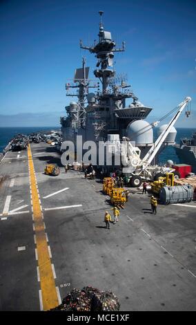 180225-N-QJ850-0141 OCÉAN ATLANTIQUE (fév. 25, 2018) marins et Marines à bord de la classe Wasp-navire d'assaut amphibie USS Iwo Jima (DG 7) transporter des palettes à partir de la classe de Lewis et Clark dry cargo ship USNS William McLean (T-AKE 12) au cours d'une reconstitution en cours, le 25 février 2018. Iwo Jima, homeported à Mayport, en Floride, mène des opérations navales dans la sixième flotte américaine zone d'opérations. (U.S. Photo par marine Spécialiste de la communication de masse 2e classe Andrew Murray/libérés) Banque D'Images