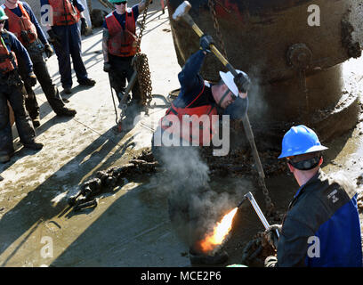 Garde côtière canadienne Maître de 2e classe John Meek, un membre d'équipage à bord Cutter Frank a appelé, marteaux d'une chaîne de bouées sur la James River à Newport News, Virginie, le 20 février 2018. L'équipage 11 Frank a appelé l'entretien des bouées sur l'Elizabeth et James Rivers le 20 février et le 21 février 2018. (U.S. Photo de la Garde côtière canadienne par le maître de 3e classe/Zilnicki Corinne libéré) Banque D'Images