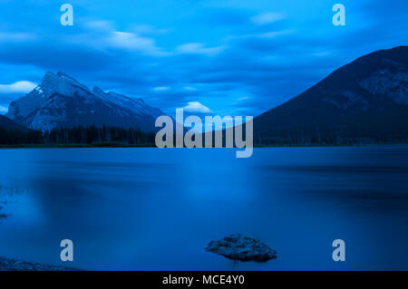 Lacs Vermillion de nuit. Le parc national Banff, Banff, Alberta, Canada. Banque D'Images