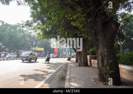 HYDERABAD, INDE - AVRIL 03,2018 vert des arbres sur un trottoir offrent beaucoup d'ombre nécessaire pour les piétons durant l'été à Hyderabad, Inde Banque D'Images