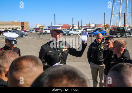 Le Capitaine Matthew S. Galadyk, commandant de peloton, parle avec silencieuse de Marines à la fin de "défi" à jour Marine Corps Air Station Yuma, Az., 26 février 2018. Chaque aire marine le script était exécuté, jette des rotations et mouvements de drill comme le maître de forage et les ont évalués les inspecteurs de fusil pour choisir l'équipe d'inspection pour fusil 2018 parade de la saison. Les Marines ont été choisis en fonction de plusieurs facteurs, y compris le roulement, uniformes, et de compétence. Marine Corps officiel (Photo par le Cpl. Damon Mclean/libérés) Banque D'Images