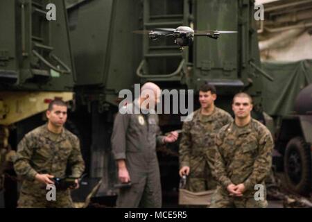 180224-M-DL117-0038 MER MÉDITERRANÉE (fév. 24, 2018) Les Marines américains affectés à l'Équipe de débarquement du bataillon, 2e Bataillon, 6e Régiment de Marines, 26e Marine Expeditionary Unit une InstantEye pilote Mark 2 petits avions sans pilote (système SUAS) à bord de la classe San Antonio-dock de transport amphibie USS New York (LPD 21), le 24 février 2018. Le SUAS améliore les capacités de l'unité par répondre en temps réel et léger renseignement, surveillance et reconnaissance de l'infanterie pendant le déploiement de la sixième flotte américaine zone d'opérations. États-unis 6e Flotte, basée à Naples, Italie, effectue le plein Banque D'Images