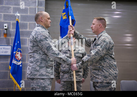 Le 167e Groupe de soutien de mission, commandant Le Colonel Rodney Neely, passe le 167e Escadron de préparation logistique guidon au major Christopher Tusing lors d'une cérémonie de passation de commandement, le 4 février. Tusing a pris le commandement du lieutenant-colonel Tony Henry, maintenant directeur d'inspections pour le 167e Inspecteurs Généraux bureau. Tusing enrôlés dans l'Escadron de préparation logistique et atteint le grade de sergent-chef avant la mise en service. Il a occupé de nombreux postes au sein de 167e rl et servi comme l'aile soutien exécutif et directeur des inspections. (U.S. Air National Guard photo de Tech. Le Sgt. Micha Banque D'Images