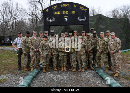 Des soldats de l'entreprise E., 6e Bataillon de soutien général, 101e Brigade d'aviation de combat, 101st Airborne Division (Air Assault) recevoir un prix le 28 février 2018, à Fort Campbell, Kentucky. Les soldats ont participé à la 50e compétition annuelle de Phillip A. Connelly, une compétition qui reconnaît les unités pour de superbes performances et fournit des solutions de formation qui a un impact durable sur les missions actuelles et futures en garnison ou en campagne. Les soldats du Fils Cafe de la salle à manger sont une des quatre équipes en concurrence à l'échelon Département de l'armée active pour les unités de l'armée. (U.S. Arm Banque D'Images