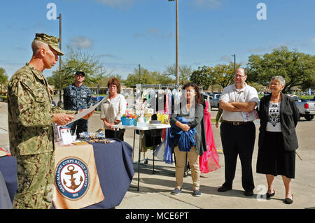 180226-N-DH124-0019 GULFPORT, Mississippi (fév. 26, 2018) La construction navale Centre Bataillon commandant, le capitaine William Whitmire, débute la semaine par sauve militaire 2018 lecture et signature d'une proclamation à l'échange de la Marine, le 26 février. La semaine est un militaire enregistre chaque année l'occasion pour les installations pour promouvoir les bonnes et les comportements d'épargne une chance pour les militaires et leurs familles afin d'évaluer leur propre situation financière. (U.S. Photo par marine Spécialiste de la communication de masse en chef Rosalie Chang/ libéré) Banque D'Images