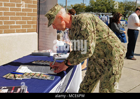 180226-N-DH124-0021 GULFPORT, Mississippi (fév. 26, 2018) La construction navale Centre Bataillon commandant, le capitaine William Whitmire, débute la semaine par sauve militaire 2018 lecture et signature d'une proclamation à l'échange de la Marine, le 26 février. La semaine est un militaire enregistre chaque année l'occasion pour les installations pour promouvoir les bonnes et les comportements d'épargne une chance pour les militaires et leurs familles afin d'évaluer leur propre situation financière. (U.S. Photo par marine Spécialiste de la communication de masse en chef Rosalie Chang/ libéré) Banque D'Images