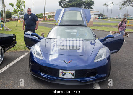 Une voiture de sport Chevrolet Corvette s'affiche pendant le Festival d'encre Fer et hébergé par cinq-O-Motors, Marine Corps Base New York, 24 février 2018. Le fer à repasser et d'encre Festival est un événement annuel pour les militaires et leur famille pour profiter d'un parking show avec un concours de tatouage, tout en servant de la nourriture et divertissements. (U.S. Marine Corps photo par Lance Cpl. Isabelo Tabanguil) Banque D'Images