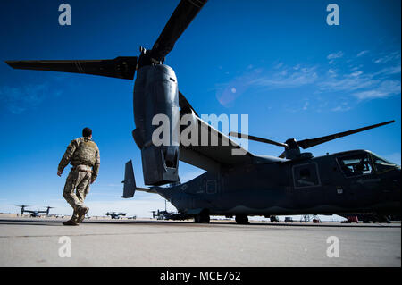 1er lieutenant Trenner Barillas-Fogarty, un CV-22 Osprey pilote désigné pour le 20e Escadron d'opérations spéciales, effectue une visite extérieure de son avion au cours de l'inspection pré-vol avant une sortie à l'exercice Emerald Warrior 18, Cannon Air Force Base, Nouveau Mexique, le 28 février 2018. Au Emerald Warrior, le plus important d'opérations spéciales interarmées et interalliées, exercice U.S. Special Operations Forces commande former pour répondre aux différentes menaces dans toute la gamme des conflits. (U.S. Air Force photo de Tech. Le Sgt. Larry E. Reid Jr.) Banque D'Images