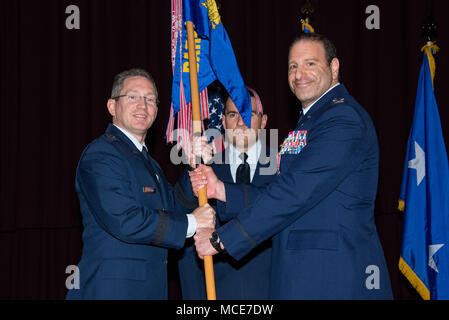 Maxwell AFB, Ala. - Major-général Michael Rothstein, commandant et président de l'Université de l'air (à gauche), préside la cérémonie de passation de commandement pour le Centre Thomas N. Barnes a fait appel pour l'éducation, le 5 février 2018. Le Colonel Jason Hanovre a reçu la Légion du Mérite avant d'abandonner la commande. Le colonel James Dryjanski a pris le commandement. (Photo par Melanie Rodgers Cox/libérés) Banque D'Images