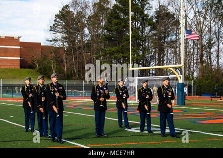 Les étudiants de l'école secondaire Evans, Evans, Ga. effectuez une escouade armée mâle au cours de l'exposition North Springs Charter High School Invitational Percer Rencontrez. Les soldats de l'Armée américaine à partir de la 335e la commande Signal (théâtre), et de la Géorgie, du bataillon de recrutement Recrutement de l'armée américaine a occupé le poste de commande et mentors pour les juges Georgia Réserve Junior Officer Training Corps (JROTC) étudiants de 13 écoles secondaires au North Springs Charter High School Invitational Percer Rencontrez lieu à Atlanta, le 24 février 2018. (U.S. Photo de la réserve de l'armée par le Capitaine David Gasperson) Banque D'Images