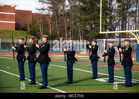 Les étudiants de l'école secondaire Evans, Evans, Ga. effectuez une escouade armée mâle au cours de l'exposition North Springs Charter High School Invitational Percer Rencontrez. Les soldats de l'Armée américaine à partir de la 335e la commande Signal (théâtre), et de la Géorgie, du bataillon de recrutement Recrutement de l'armée américaine a occupé le poste de commande et mentors pour les juges Georgia Réserve Junior Officer Training Corps (JROTC) étudiants de 13 écoles secondaires au North Springs Charter High School Invitational Percer Rencontrez lieu à Atlanta, le 24 février 2018. (U.S. Photo de la réserve de l'armée par le Capitaine David Gasperson) Banque D'Images