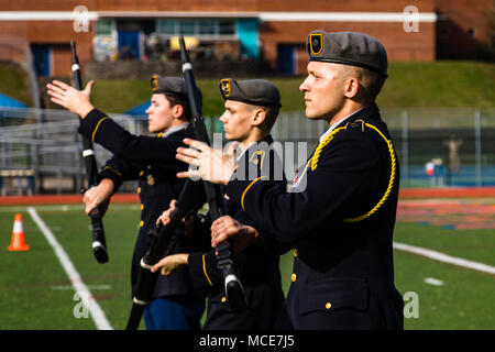 Les étudiants de l'école secondaire Evans, Evans, Ga. effectuez une escouade armée mâle au cours de l'exposition North Springs Charter High School Invitational Percer Rencontrez. Les soldats de l'Armée américaine à partir de la 335e la commande Signal (théâtre), et de la Géorgie, du bataillon de recrutement Recrutement de l'armée américaine a occupé le poste de commande et mentors pour les juges Georgia Réserve Junior Officer Training Corps (JROTC) étudiants de 13 écoles secondaires au North Springs Charter High School Invitational Percer Rencontrez lieu à Atlanta, le 24 février 2018. (U.S. Photo de la réserve de l'armée par le Capitaine David Gasperson) Banque D'Images