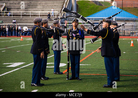 Les étudiants de l'école secondaire Evans, Evans, Géorgie. effectuer une escouade armée mâle au cours de l'exposition North Springs Charter High School Invitational Percer Rencontrez. Les soldats de l'Armée américaine à partir de la 335e la commande Signal (théâtre), et de la Géorgie, du bataillon de recrutement Recrutement de l'armée américaine a occupé le poste de commande et mentors pour les juges Georgia Réserve Junior Officer Training Corps (JROTC) étudiants de 13 écoles secondaires au North Springs Charter High School Invitational Percer Rencontrez lieu à Atlanta, le 24 février 2018. (U.S. Photo de la réserve de l'armée par le Capitaine David Gasperson) Banque D'Images