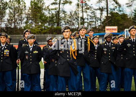 Justin cadets Collado, étudiant à Grovetown High School, se dresse en face de l'école secondaire Grovetown Peloton de guerriers lors de la cérémonie de remise des prix de la North Springs Charter High School Invitational Percer Rencontrez. Grovetown High School ont été nommés champions de l'équipe globale de l'événement. Les soldats de l'Armée américaine à partir de la 335e la commande Signal (théâtre), et de la Géorgie, du bataillon de recrutement Recrutement de l'armée américaine a occupé le poste de commande et mentors pour les juges Georgia Réserve Junior Officer Training Corps (JROTC) étudiants de 13 écoles secondaires au North Springs Charter High School Invitational Percer Rencontrez lieu i Banque D'Images