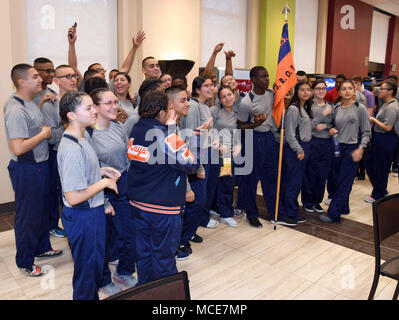 COLLEGE Station, Texas, (24 février 2017) - les officiers subalternes de réserve marine Training Corps (NJROTC) cadets de George Bush High School à Richmond, Virginia, célébrer après avoir remporté à la zone régionale d'État de 2018 10 Forage Rencontrez ici, sur le campus de la Texas A&M University, 24 février. Plus de 500 cadets de la Marine 16 unités JROTC au Texas a participé à l'événement de deux jours. Les aspirants de la Texas A&M Naval Reserve Officers Training Corps (NROTC) unité a coordonné l'événement et a fourni l'appréciation et le soutien. (U.S. Photo par Scott A. Marine/Thornbloom) Parution Banque D'Images