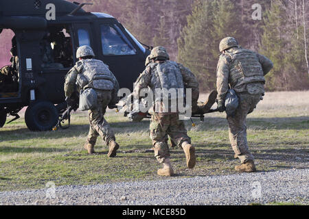 Le Sgt. 1re classe Dustin Springer, 1er Sgt. James Shockley, le s.. Luis Serna-Agosto, et Sgt. 1re classe Hector Huezo de soutien avancé 125 Co., 1-94 Field Artillery, 17e Brigade d'artillerie, déplacer un soldat blessé à un UH-60 Blackhawk pour l'évacuation à Joint Base Lewis-McChord, dans l'État, le 10 février 2018. 1-94 FA est évalué sur sa liste de tâches essentielles de la mission, appelant à une évacuation médicale de 9 lignes et évacuer le personnel blessé fait partie de cette liste et 16e Cav. va prêter un appui à la formation de l'air. (Photo par le Sgt. Jacob Kohrs) Banque D'Images