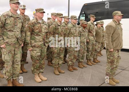 FORT Riley, Kansas- 23 soldats avec le 97e Bataillon de la Police Militaire, 89e Brigade de police militaire a quitté Fort Riley dans un bus début 17 février 2018. Les députés ont entamé un voyage sinueux vers un vol de Hohenfels, l'Allemagne, qui a quitté le 18 février, à partir de Fort Bragg, Caroline du Nord et est arrivé le lendemain matin. Banque D'Images