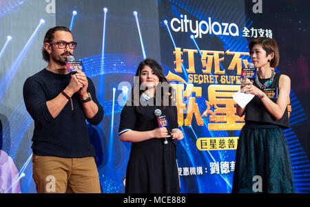 HONG KONG, CHINE - 15 avril 2018 : lancement de film Superstar Secret superstar indienne.acteur, Aamir Khan (photo L), co-star rejoint Zaira Wasim (photo m Banque D'Images