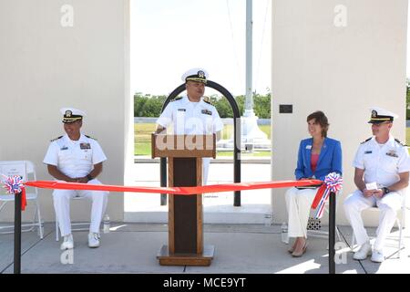 La clinique de santé de la branche navale Key West est un établissement de santé de la marine des États-Unis servant le personnel militaire. Le 9 avril 2018, le personnel se réunit pour l'ouverture d'un bureau de la Croix-Rouge américaine à Key West, en Floride. La Croix-Rouge américaine soutient les membres du service en leur offrant des services de communication et de préparation aux situations d'urgence. L'image d'archive documente l'événement sur le site et le programme de soutien. Banque D'Images