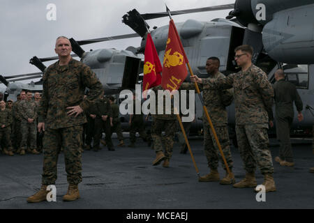 Le Sgt. Le Major Jim Lanham, sergent-major de la 31e unité expéditionnaire de marines, se tient devant la 31e MEU pendant une formation pratique à bord du USS Wasp (LHD-1) pendant qu'ils sont en cours dans la mer des Philippines, le 11 avril 2018. Et le colonel Lanham Tye R. Wallace, commandant de la 31e Marine Expeditionary Unit, encouragé des Marines et marins de la 31e MEU à continuer d'exécuter leur travail professionnellement tous les jours. Comme le Corps des Marines' seulement continuellement de l'avant-déployés MEU, la 31e MEU fournit une force flexible prêt à réaliser une vaste gamme d'opérations militaires dans toute la région Indo-Pacifique. Banque D'Images